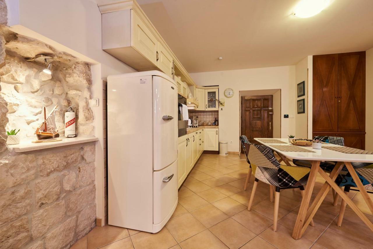 Apartment Capo Residence - Old Town - Parking Trogir Luaran gambar